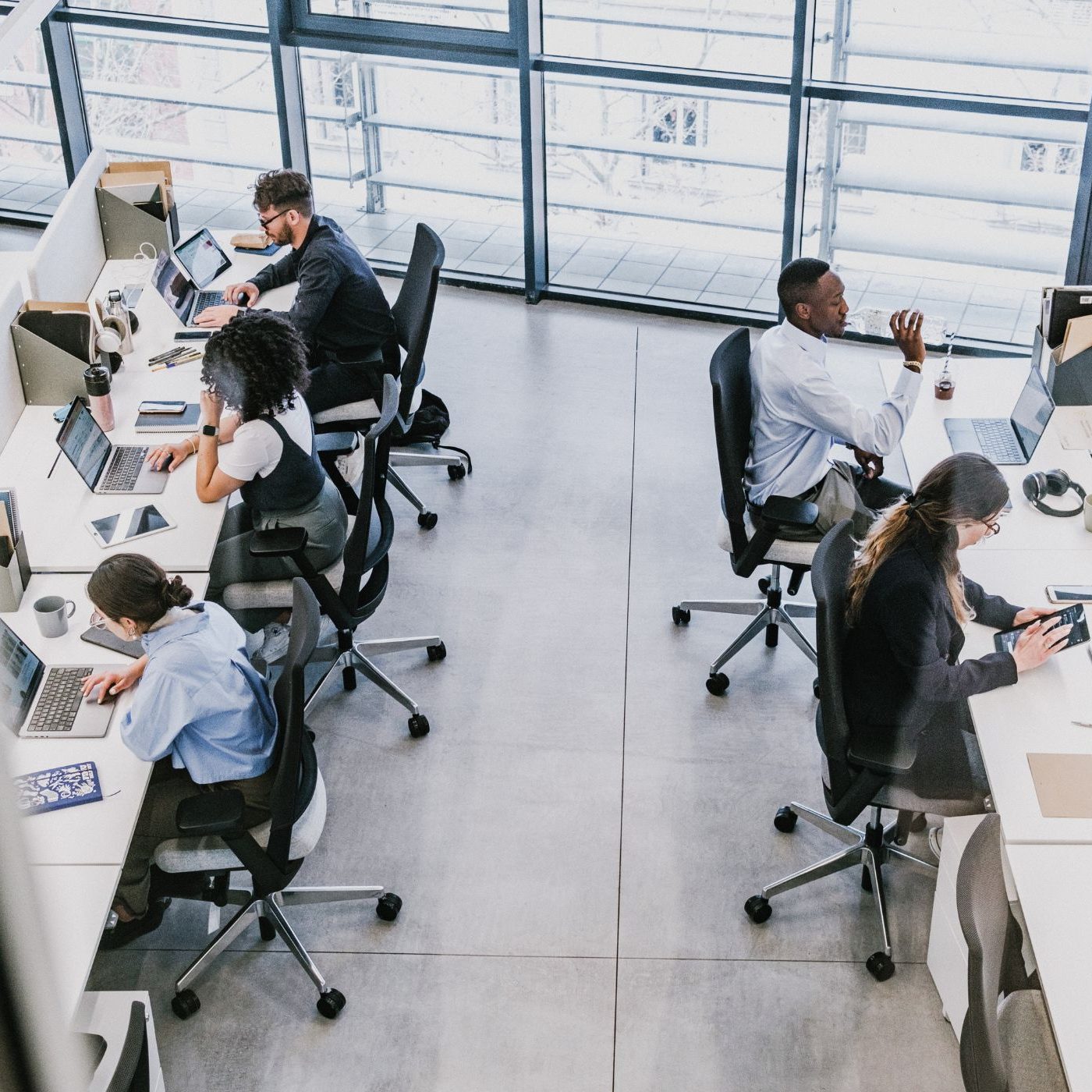 corporate-team-working-in-contract-work